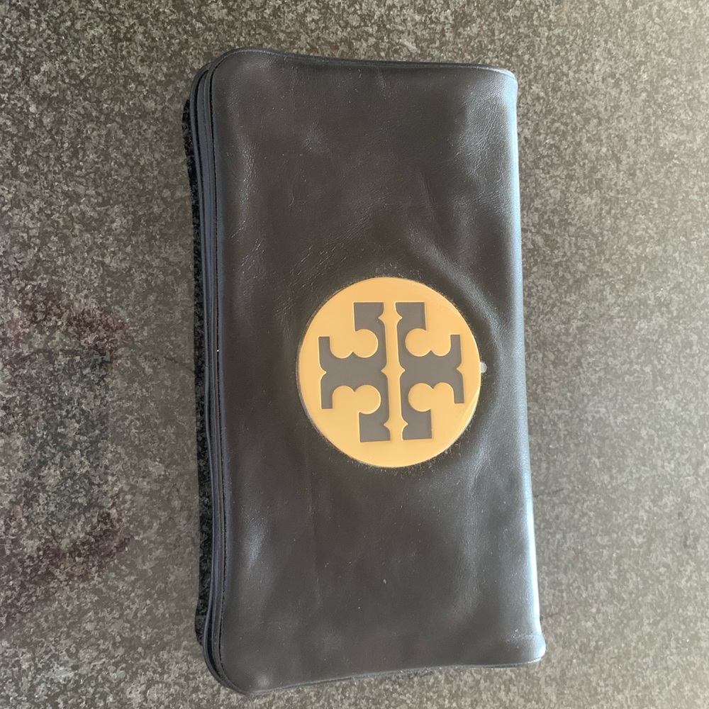 Tory Burch logo clutch - excellent condition - never worn (tags still on)